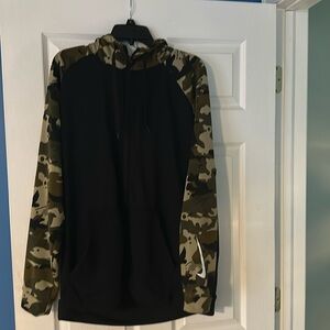 Nike Men’s Black Camouflage dri-fit hoodie size extra large.